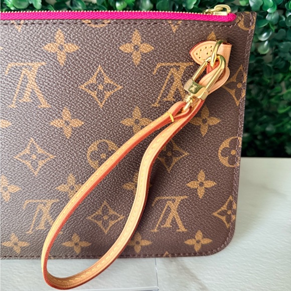 Louis Vuitton Monogram Neverfull Pouch Pink Interior - Picture 2 of 7